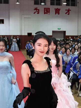 榆次一中校园格莱美红毯直击 少年们踏光而来 定格年度高光